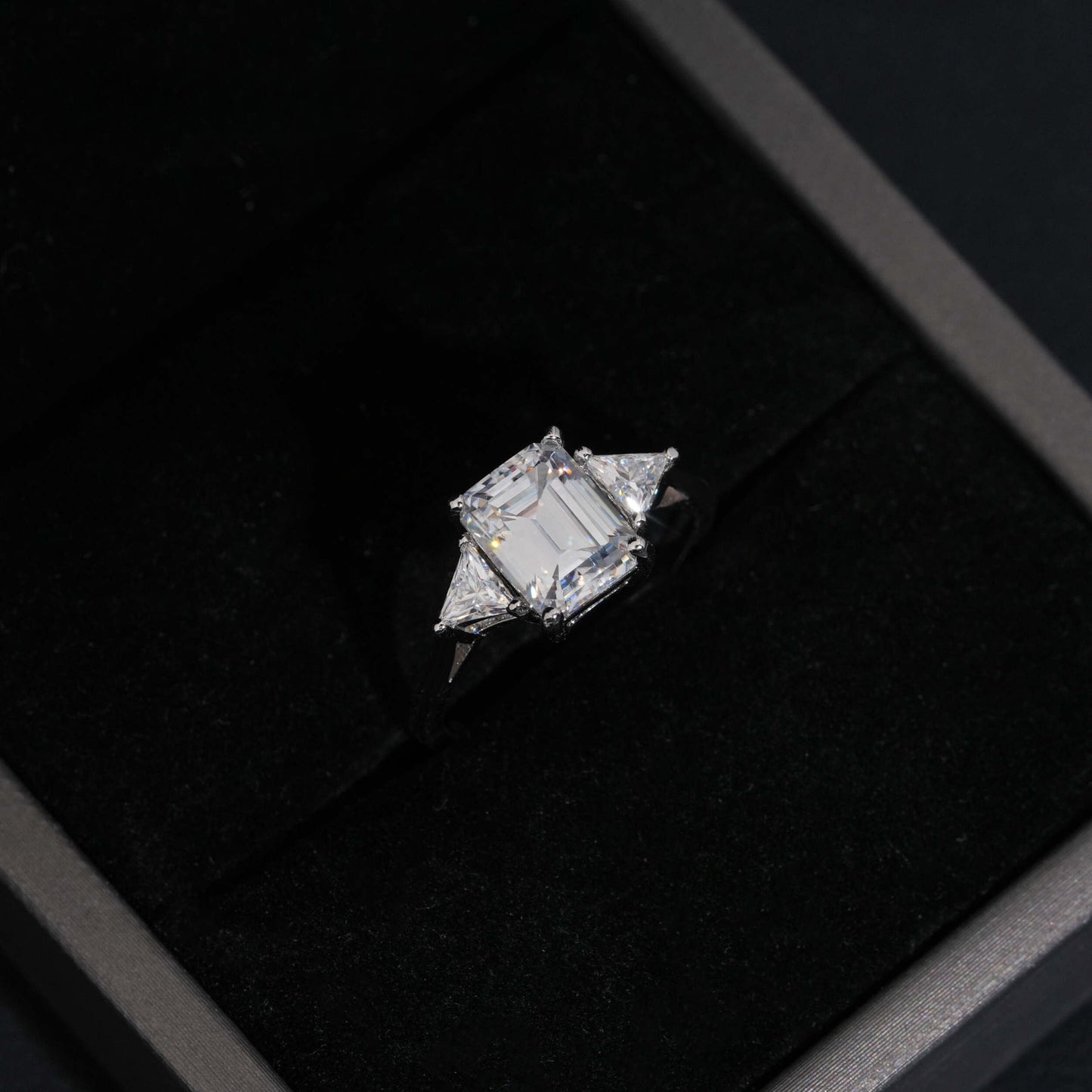 .925 SILVER EMERALD TRILLION CUT MOISSANITE ENGAGEMENT RING VTRG1002