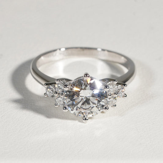 18K WHITE GOLD ENGAGEMENT RING 1.5CT ROUND CUT LAB GROWN DIAMOND THREE-STONE SETTING VTRG1052