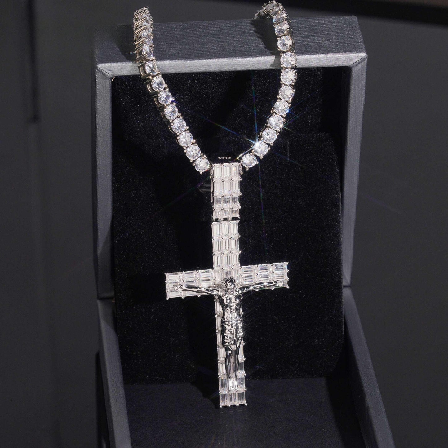 .925 SILVER CRUCIFIX BAGUETTE CUT MOISSANITE PENDANT VTPT0007